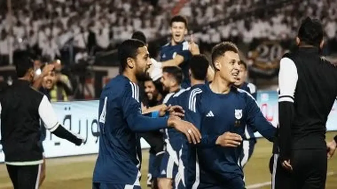 احتفال لاعبي إنبي مع أيمن الشريعي عقب الفوز المثير على الزمالك